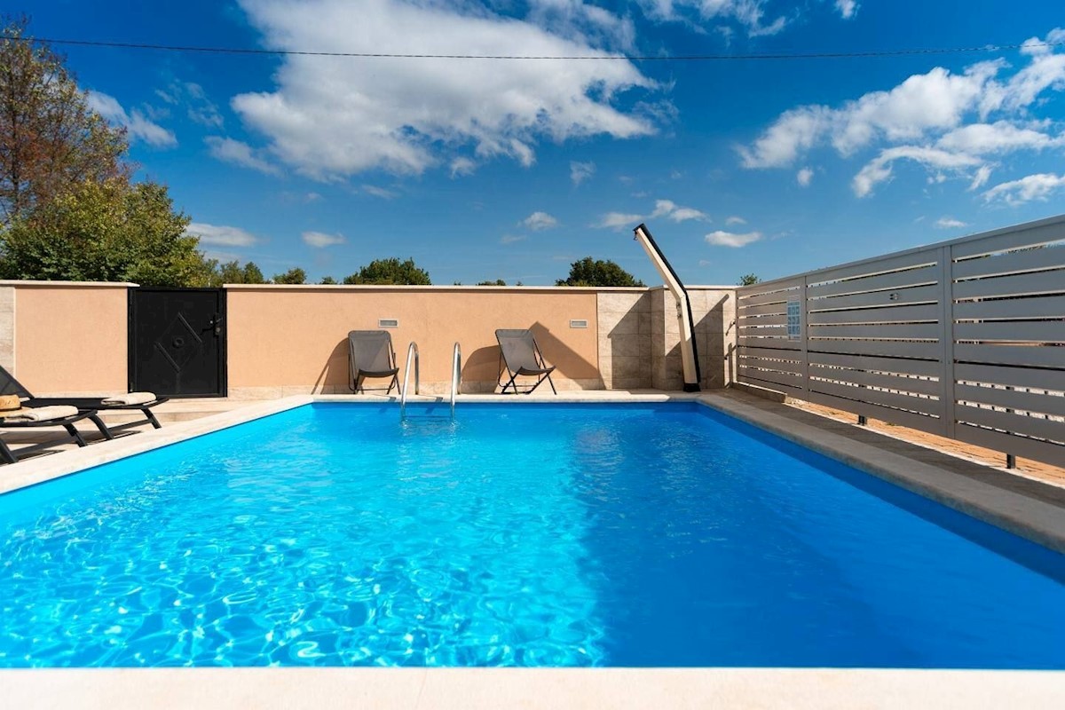 PARENZO DINTORNI - CASA A SCHIERA  IN VENDITA