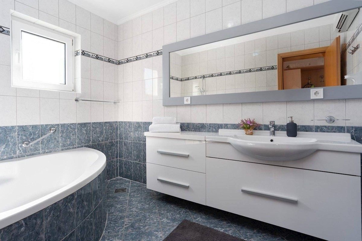 PARENZO DINTORNI - CASA A SCHIERA  IN VENDITA