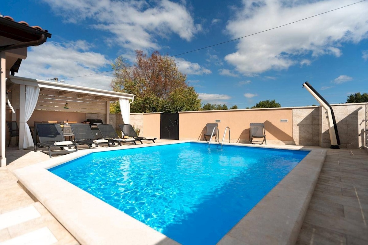 PARENZO DINTORNI - CASA A SCHIERA  IN VENDITA