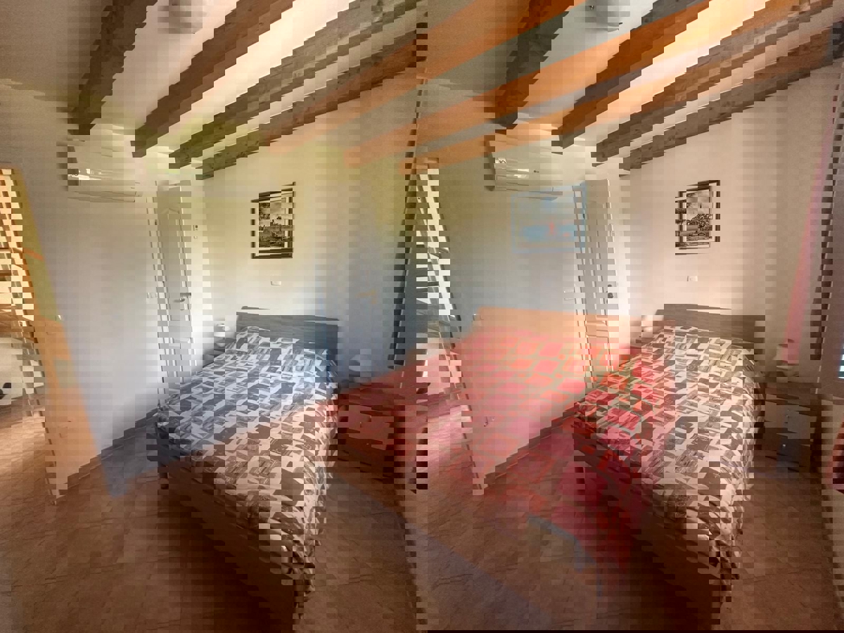 KAŠTELIR - CASA CON PISCINA IMMERSA NEL VERDE