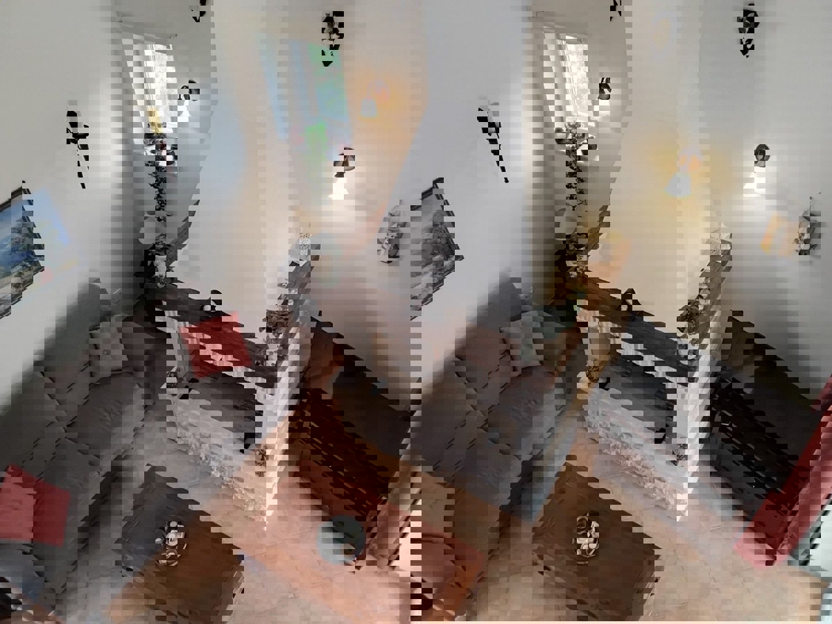 KAŠTELIR - CASA CON PISCINA IMMERSA NEL VERDE