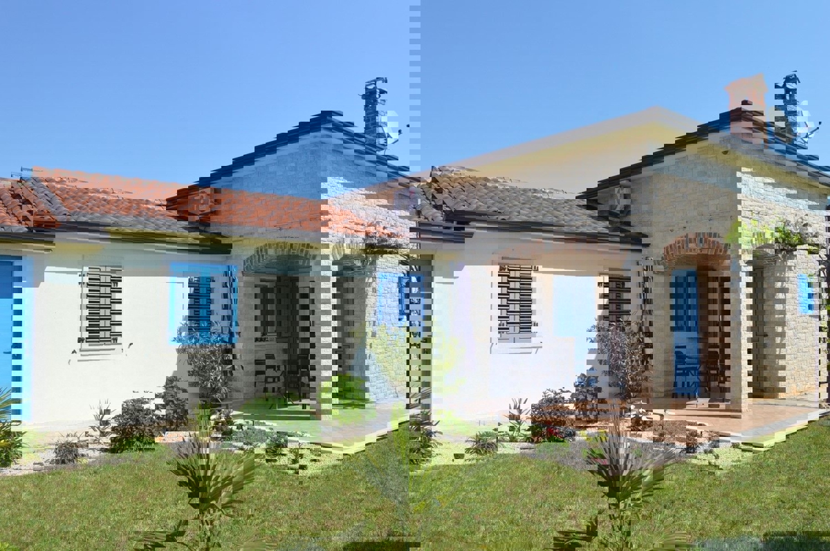 KAŠTELIR - CASA CON PISCINA IMMERSA NEL VERDE