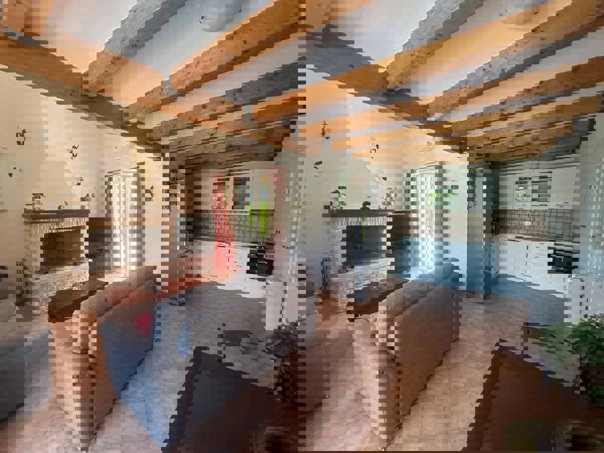 KAŠTELIR - CASA CON PISCINA IMMERSA NEL VERDE