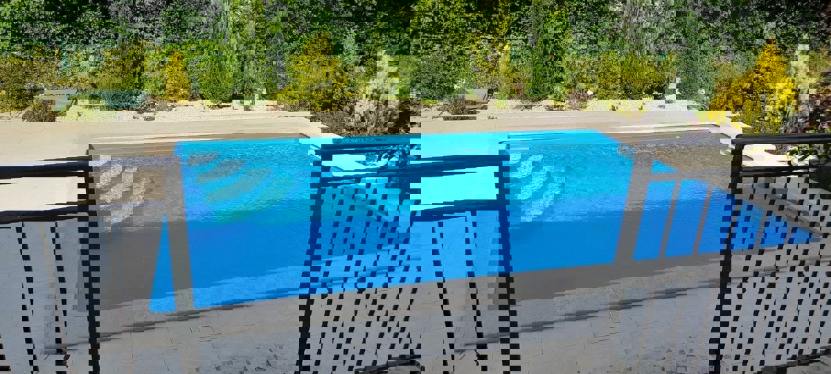 KAŠTELIR - CASA CON PISCINA IMMERSA NEL VERDE