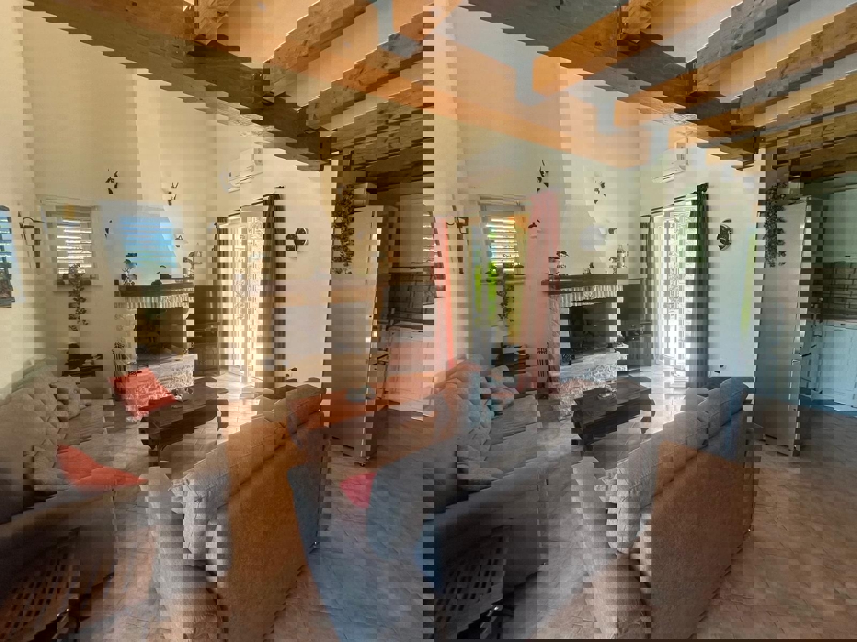 KAŠTELIR - CASA CON PISCINA IMMERSA NEL VERDE