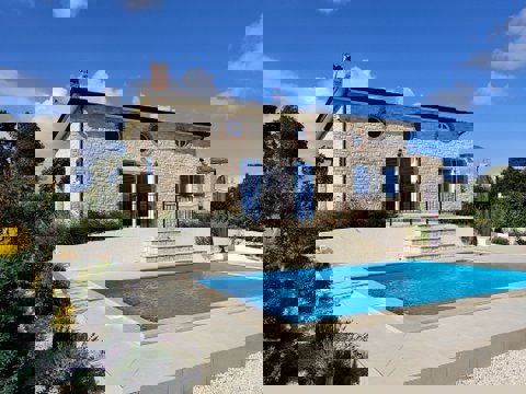 KAŠTELIR - CASA CON PISCINA IMMERSA NEL VERDE