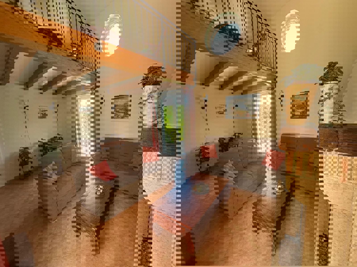 KAŠTELIR - CASA CON PISCINA IMMERSA NEL VERDE