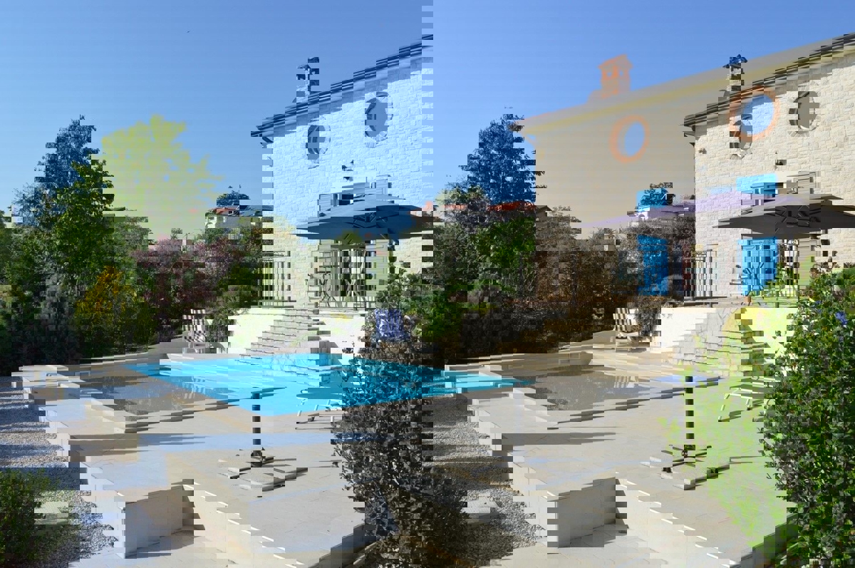 KAŠTELIR - CASA CON PISCINA IMMERSA NEL VERDE