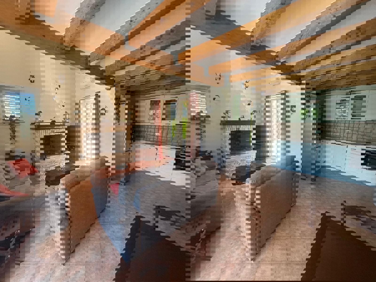 KAŠTELIR - CASA CON PISCINA IMMERSA NEL VERDE