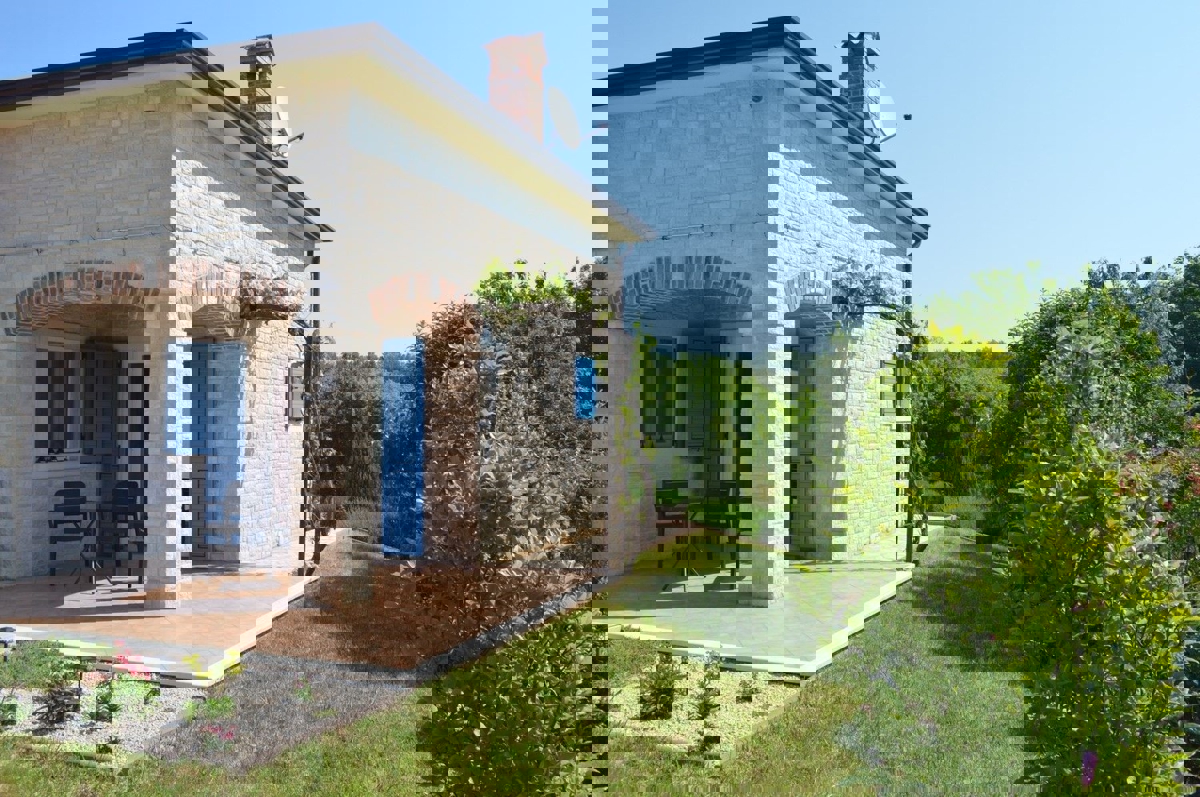 KAŠTELIR - CASA CON PISCINA IMMERSA NEL VERDE