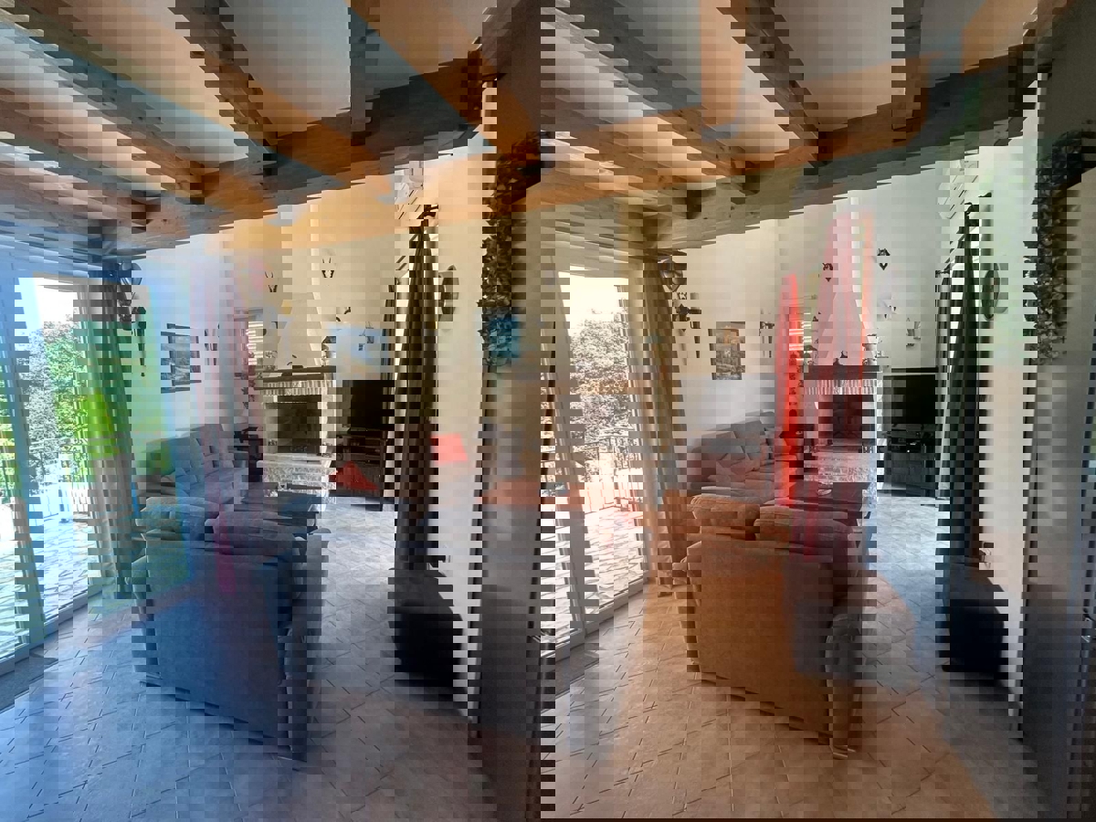 KAŠTELIR - CASA CON PISCINA IMMERSA NEL VERDE