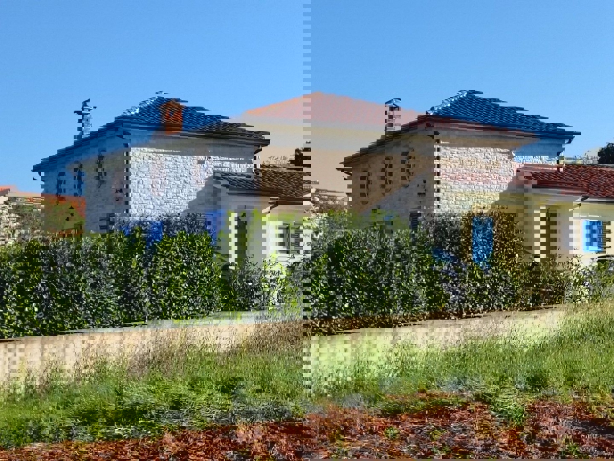 KAŠTELIR - CASA CON PISCINA IMMERSA NEL VERDE