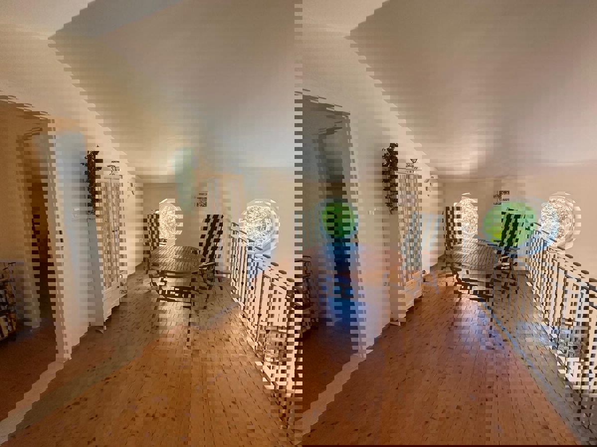 KAŠTELIR - CASA CON PISCINA IMMERSA NEL VERDE