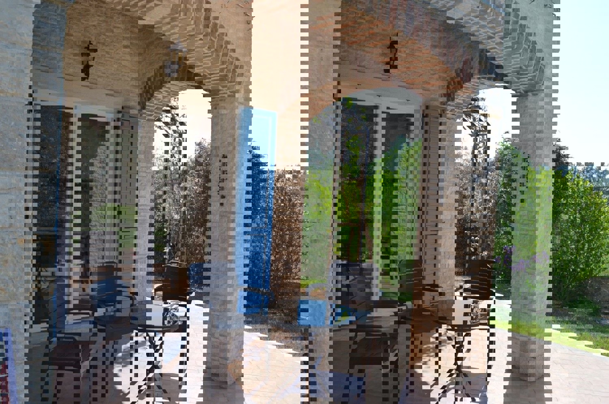 KAŠTELIR - CASA CON PISCINA IMMERSA NEL VERDE