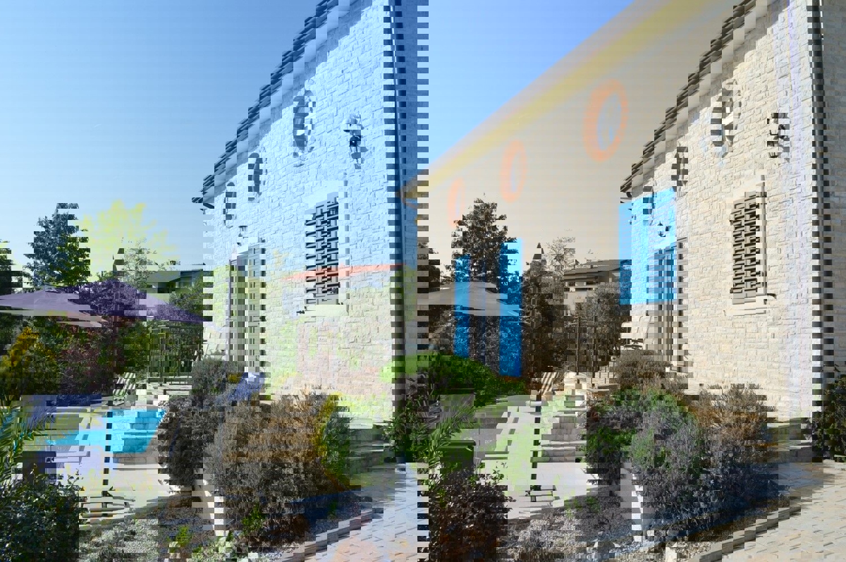 KAŠTELIR - CASA CON PISCINA IMMERSA NEL VERDE