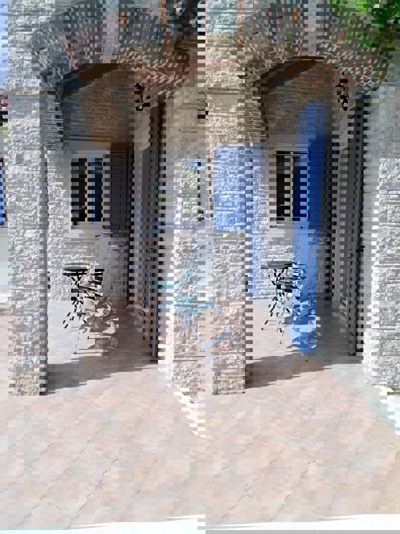 KAŠTELIR - CASA CON PISCINA IMMERSA NEL VERDE