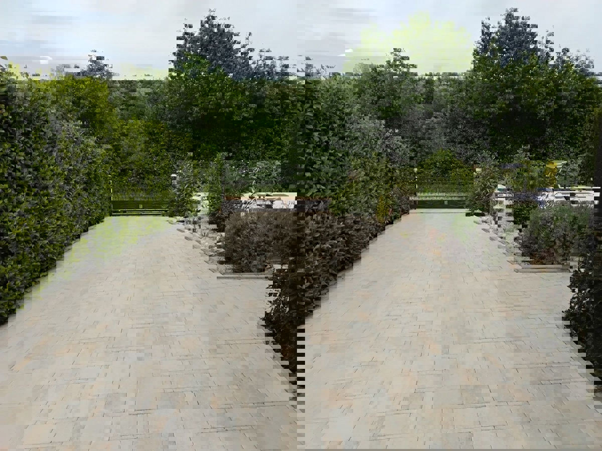 KAŠTELIR - CASA CON PISCINA IMMERSA NEL VERDE