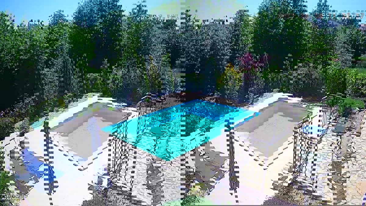 KAŠTELIR - CASA CON PISCINA IMMERSA NEL VERDE