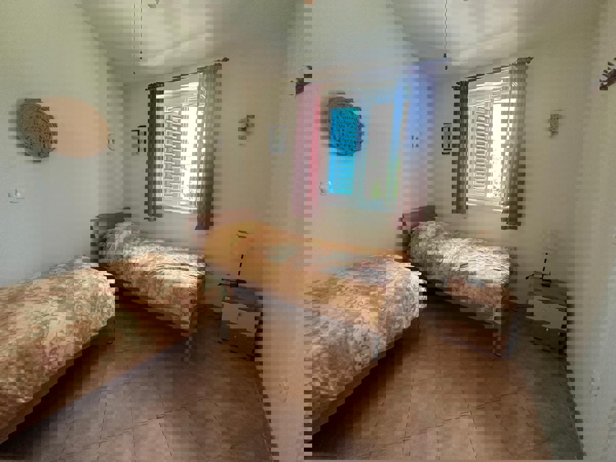 KAŠTELIR - CASA CON PISCINA IMMERSA NEL VERDE