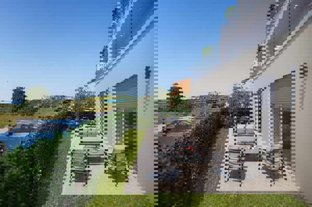 DINTORNI DI PARENZO - CASA BIFAMIGLIARE  CON PISCINA IN VENDITA