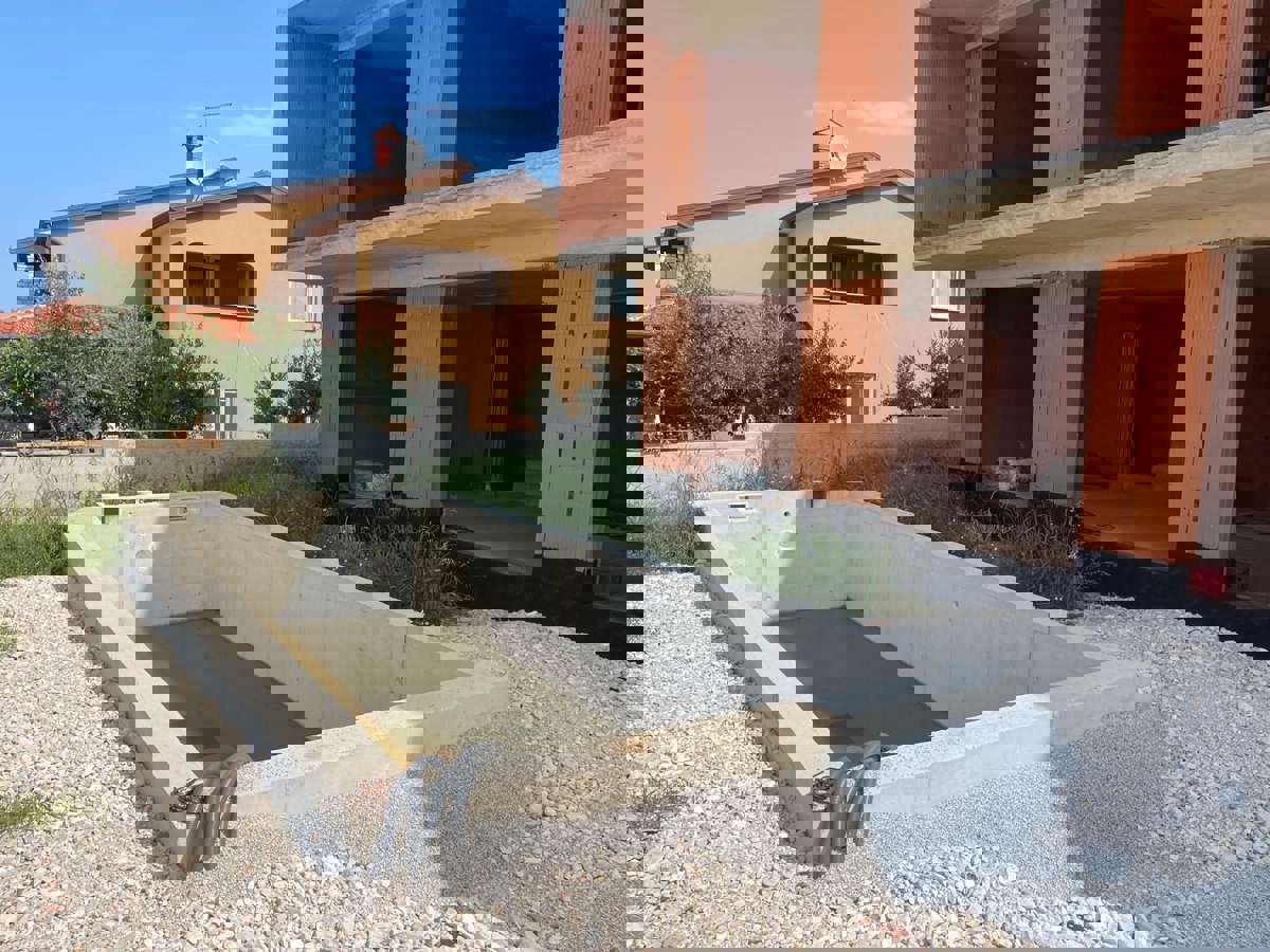 DINTORNI DI PARENZO - CASA BIFAMIGLIARE  CON PISCINA IN VENDITA