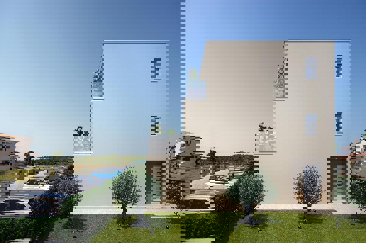 DINTORNI DI PARENZO - CASA BIFAMIGLIARE  CON PISCINA IN VENDITA