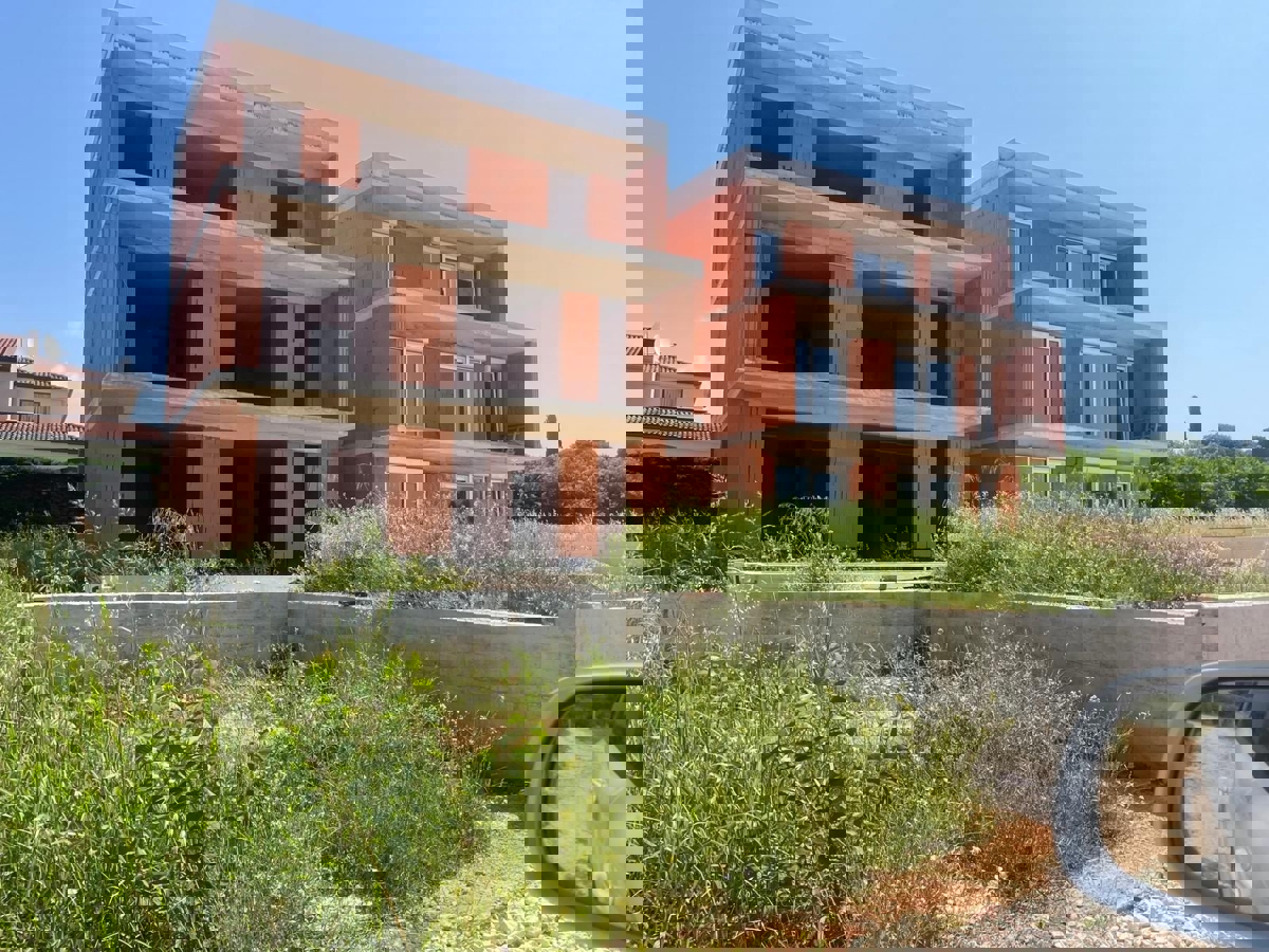 DINTORNI DI PARENZO - CASA BIFAMIGLIARE  CON PISCINA IN VENDITA