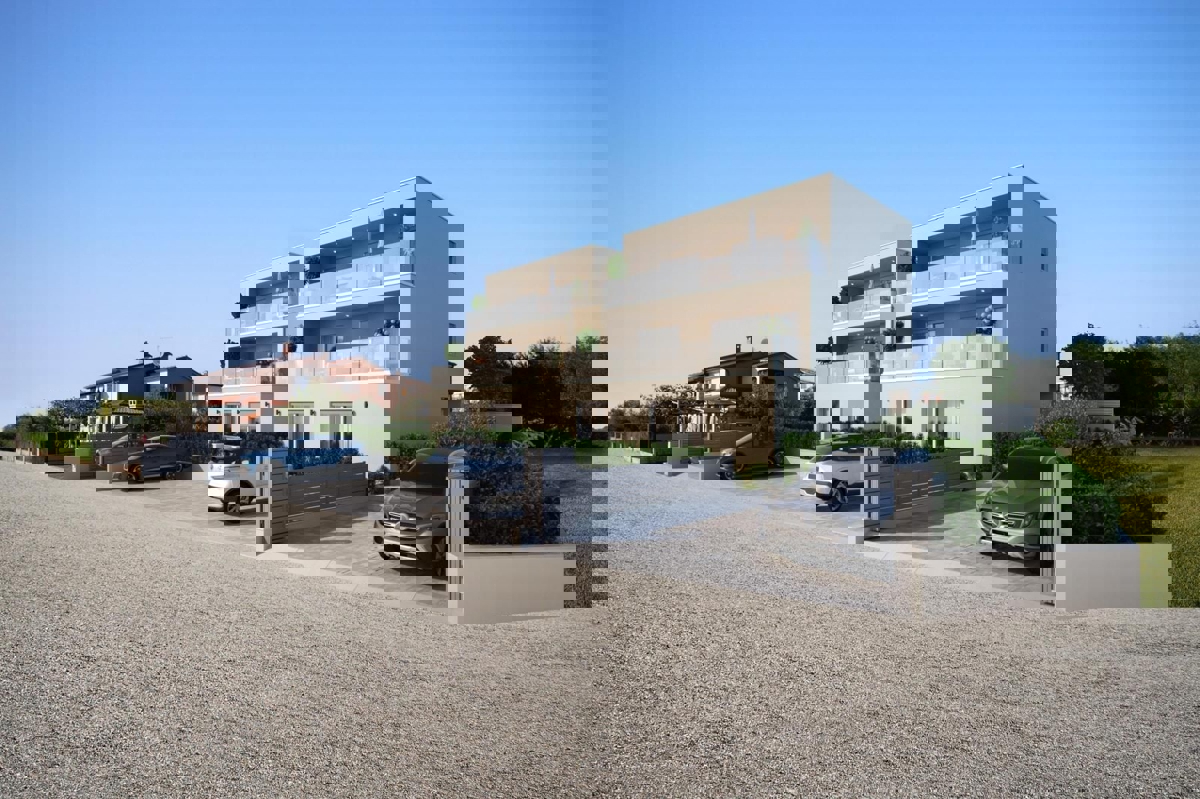 DINTORNI DI PARENZO - CASA BIFAMIGLIARE  CON PISCINA IN VENDITA