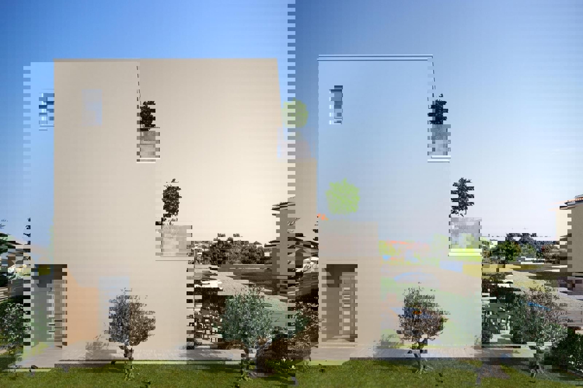 DINTORNI DI PARENZO - CASA BIFAMIGLIARE  CON PISCINA IN VENDITA