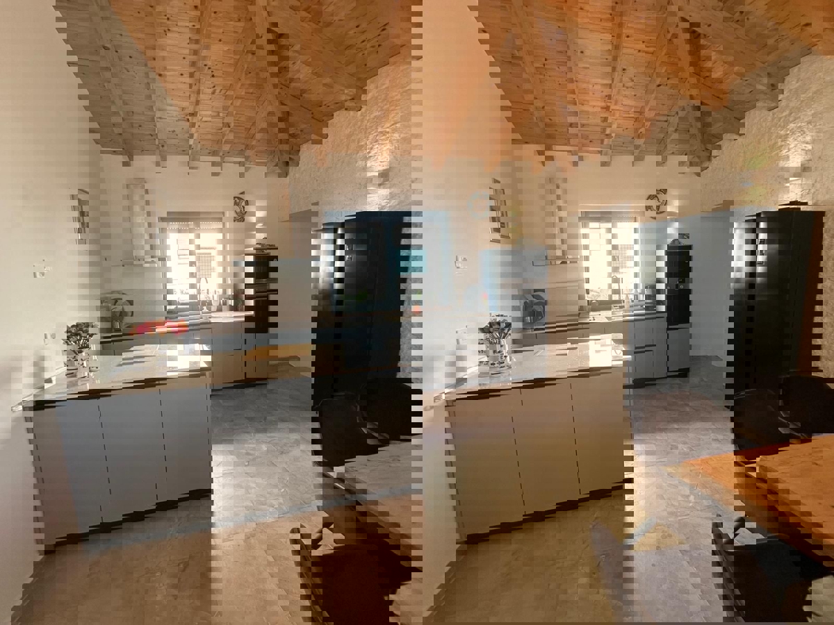 PARENZO - CASA IN VENDITA CON TERRAZZA SUL TETTO VISTA MARE