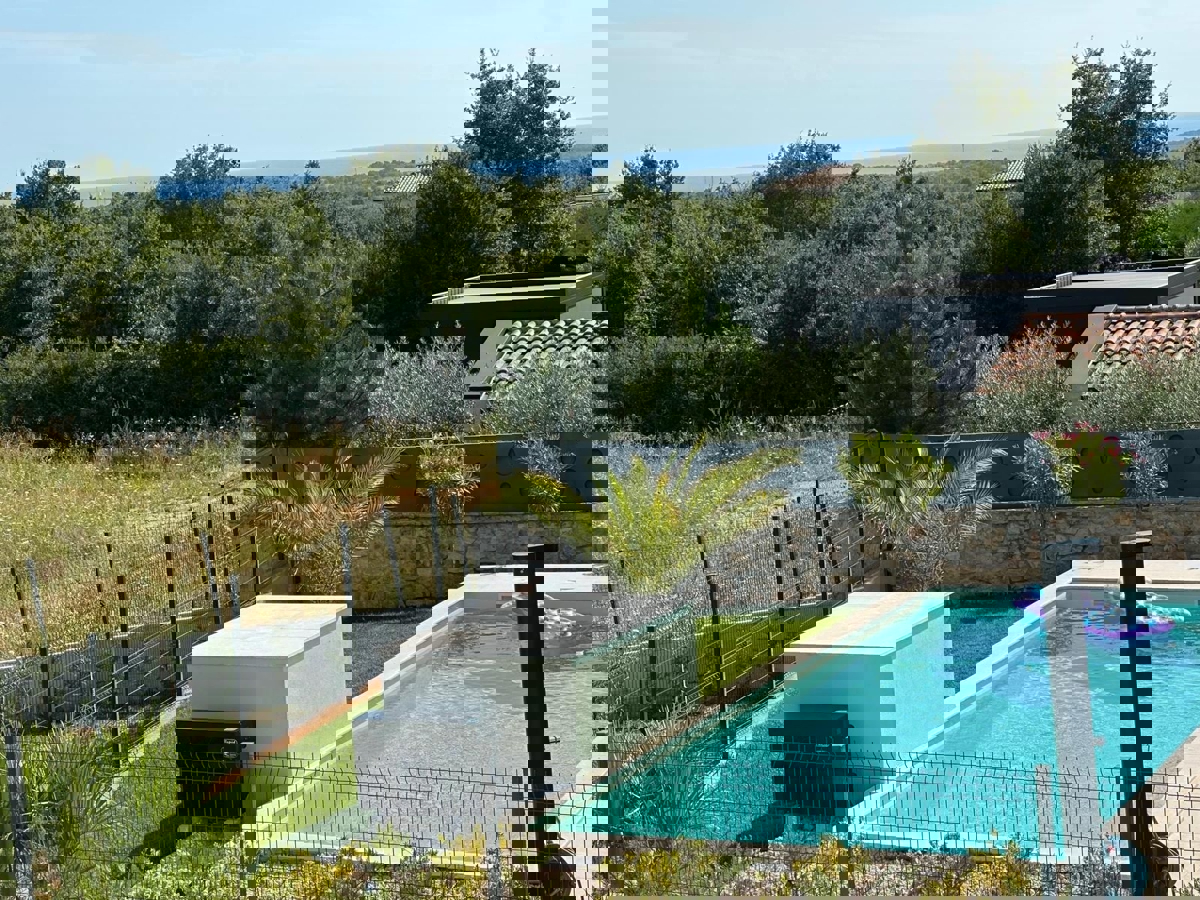 PARENZO - CASA IN VENDITA CON TERRAZZA SUL TETTO VISTA MARE