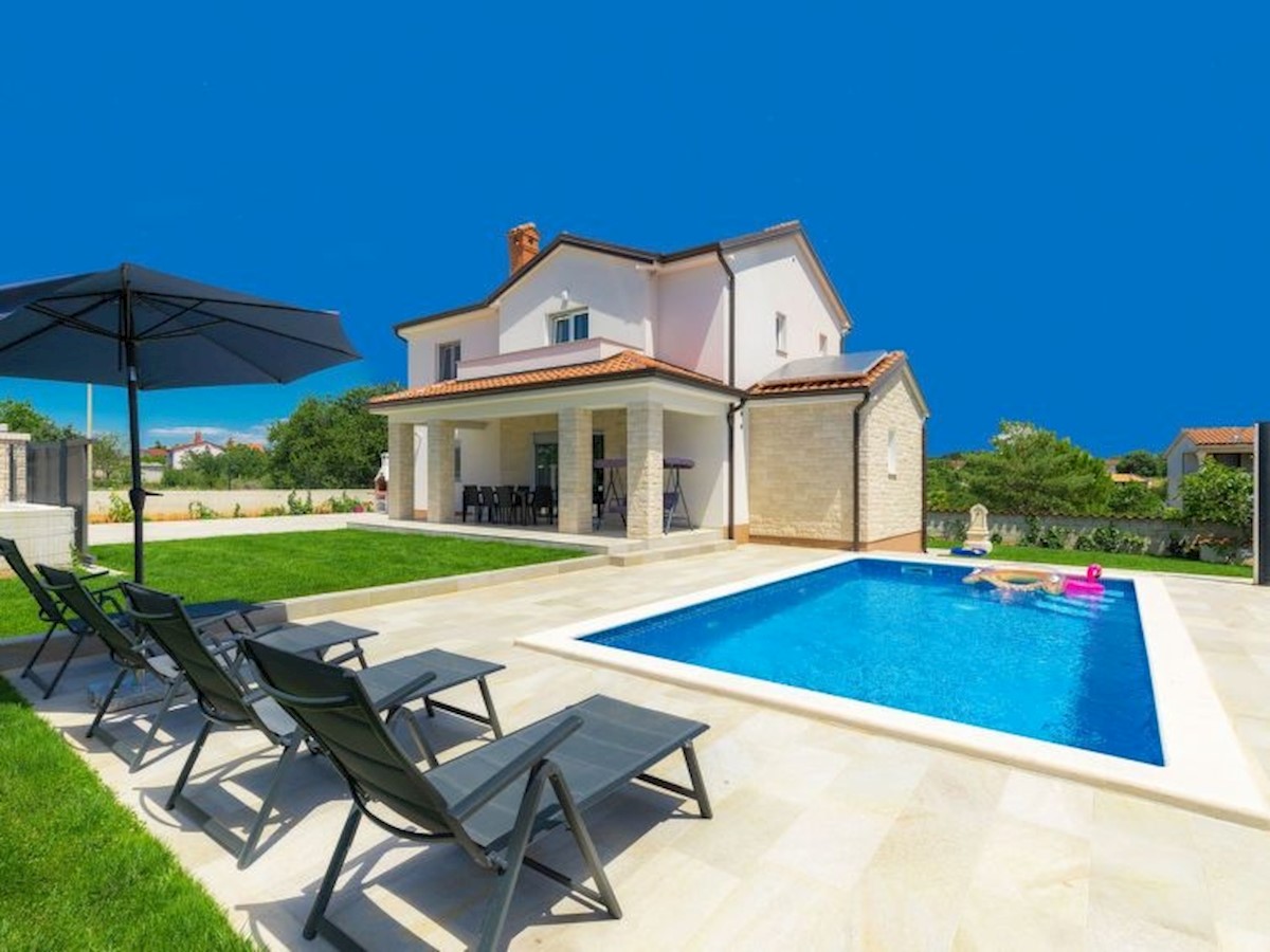 POREČ 6 KM - VENDESI VILLA CON PISCINA