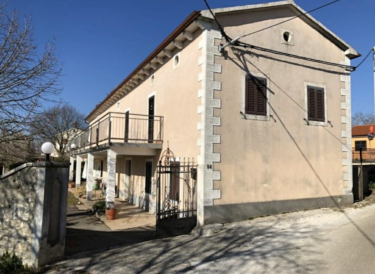 SAN VINČENAT - PROPRIETÀ CON 3 CASE IN VENDITA