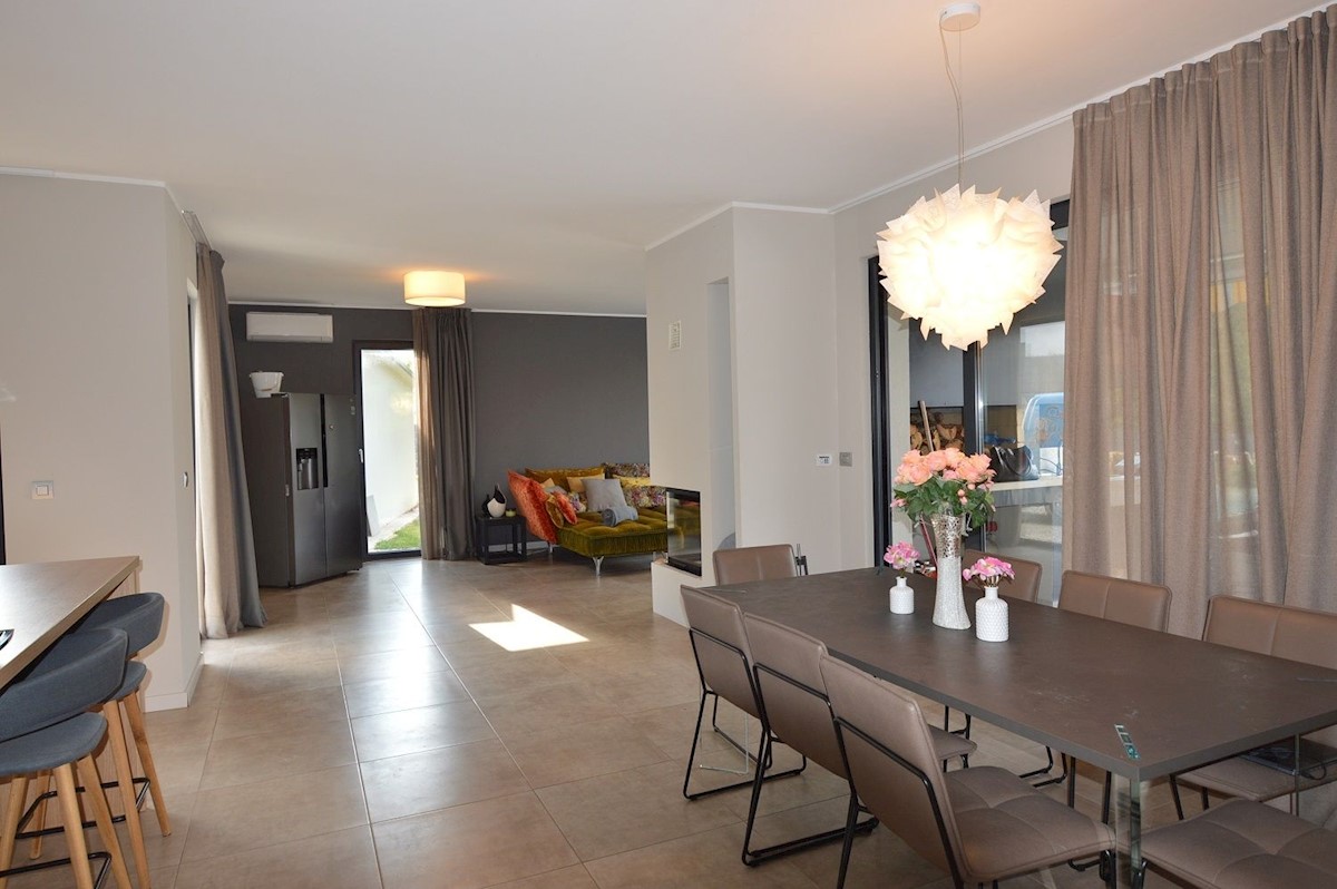 PARENZO-VILLA MODERNA DI LUSSO IN VENDITA