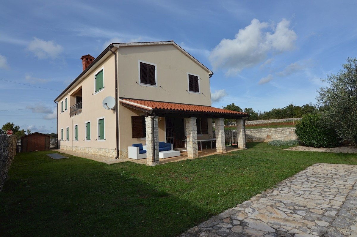 SVETI LOVREC - CASA IN VENDITA CON ENORME PISCINA 