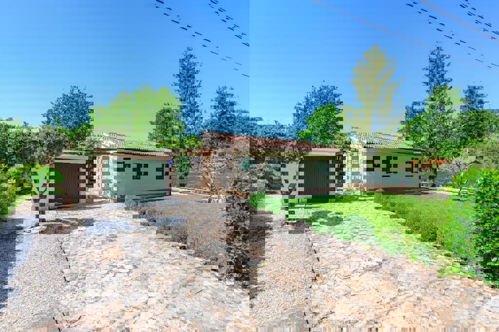 KAŠTELIR - AFFASCINANTE CASA AL PIANO TERRA CON GARAGE IN VENDITA