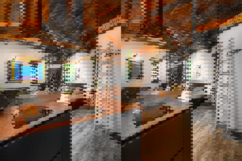 KAŠTELIR - AFFASCINANTE CASA AL PIANO TERRA CON GARAGE IN VENDITA