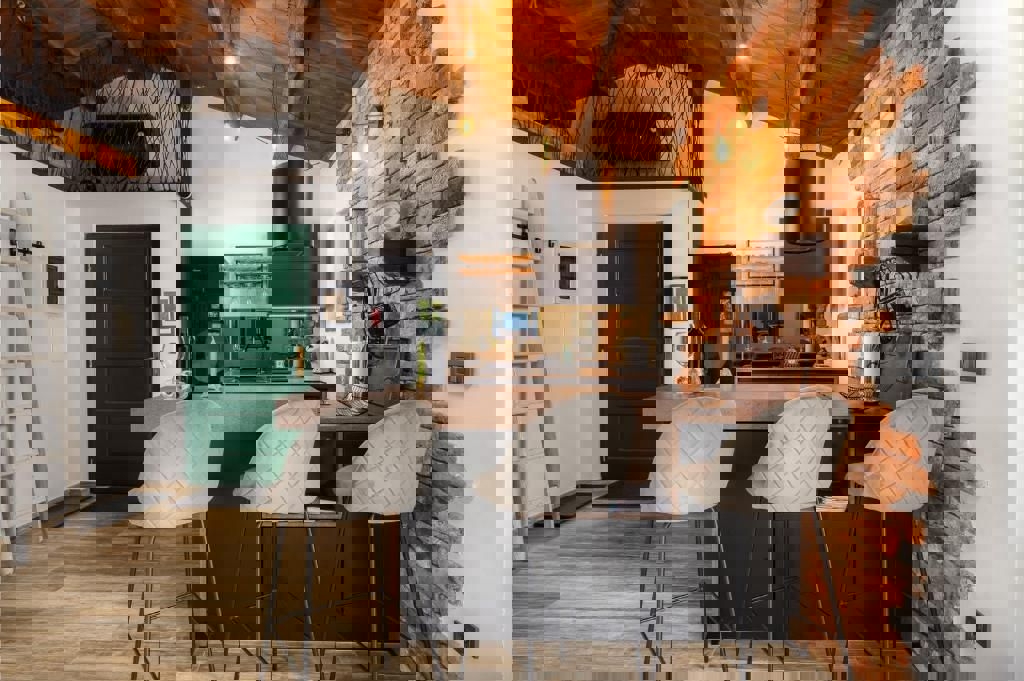 KAŠTELIR - AFFASCINANTE CASA AL PIANO TERRA CON GARAGE IN VENDITA