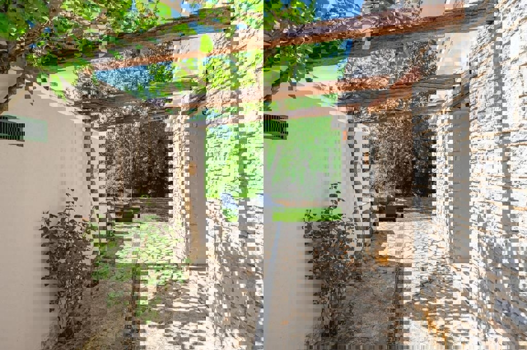 KAŠTELIR - AFFASCINANTE CASA AL PIANO TERRA CON GARAGE IN VENDITA