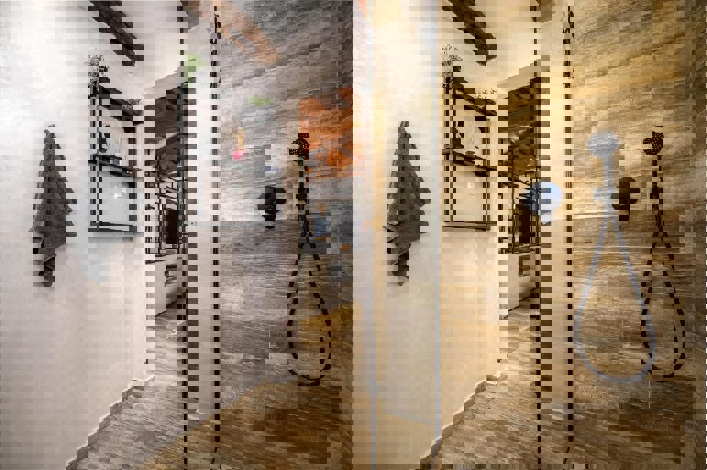 KAŠTELIR - AFFASCINANTE CASA AL PIANO TERRA CON GARAGE IN VENDITA