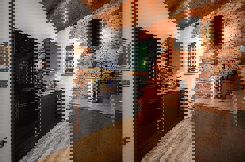 KAŠTELIR - AFFASCINANTE CASA AL PIANO TERRA CON GARAGE IN VENDITA