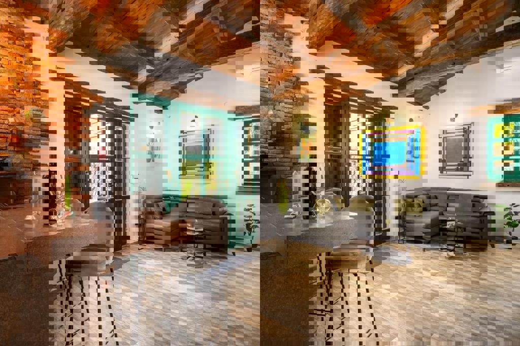 KAŠTELIR - AFFASCINANTE CASA AL PIANO TERRA CON GARAGE IN VENDITA