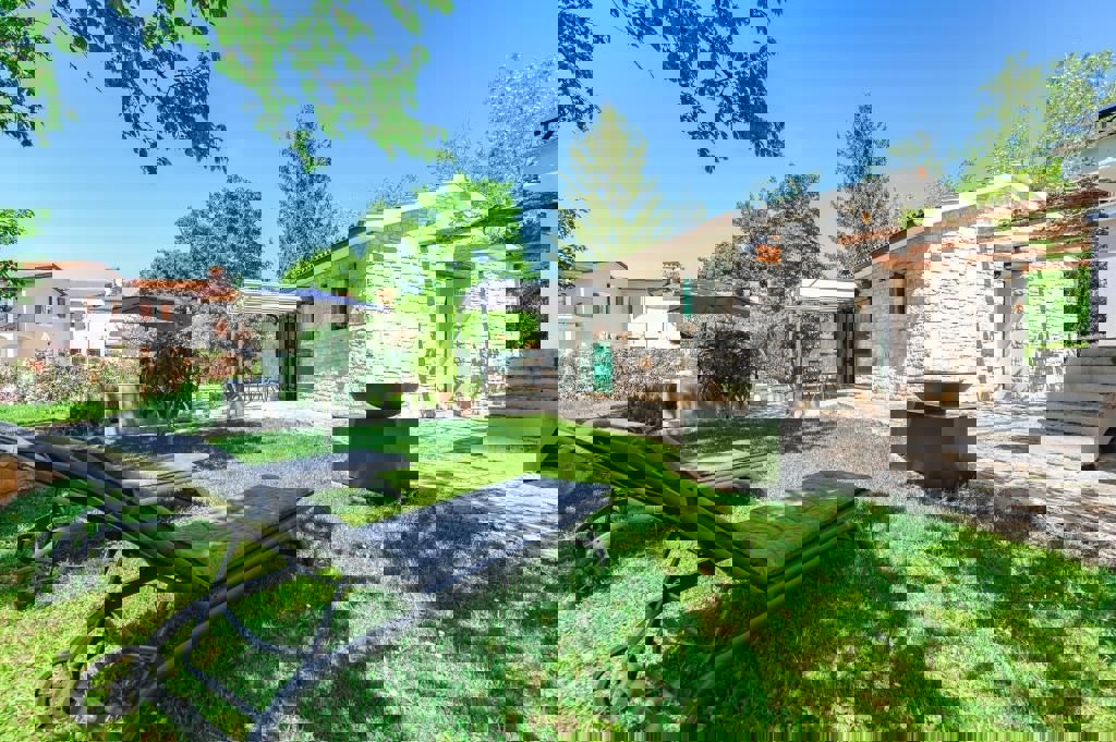 KAŠTELIR - AFFASCINANTE CASA AL PIANO TERRA CON GARAGE IN VENDITA