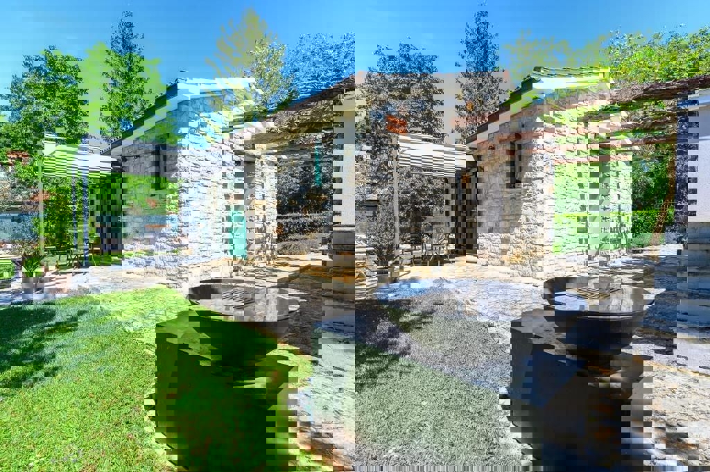 KAŠTELIR - AFFASCINANTE CASA AL PIANO TERRA CON GARAGE IN VENDITA