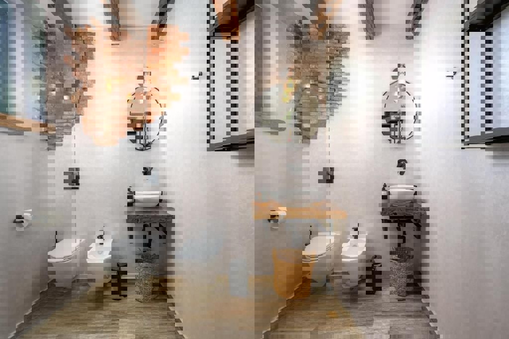 KAŠTELIR - AFFASCINANTE CASA AL PIANO TERRA CON GARAGE IN VENDITA