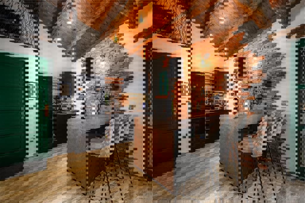 KAŠTELIR - AFFASCINANTE CASA AL PIANO TERRA CON GARAGE IN VENDITA