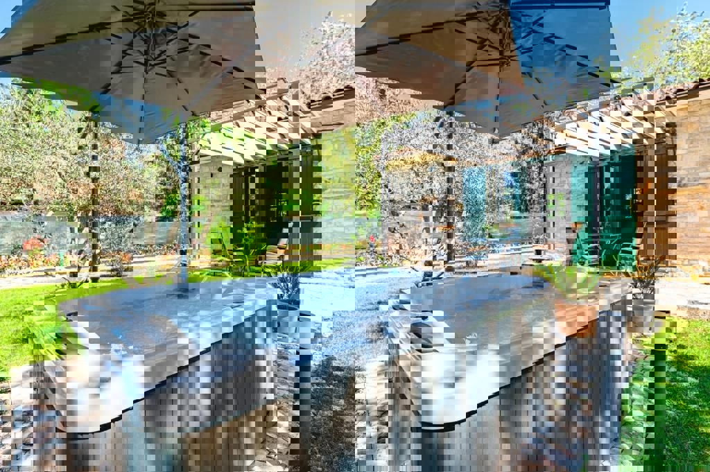 KAŠTELIR - AFFASCINANTE CASA AL PIANO TERRA CON GARAGE IN VENDITA