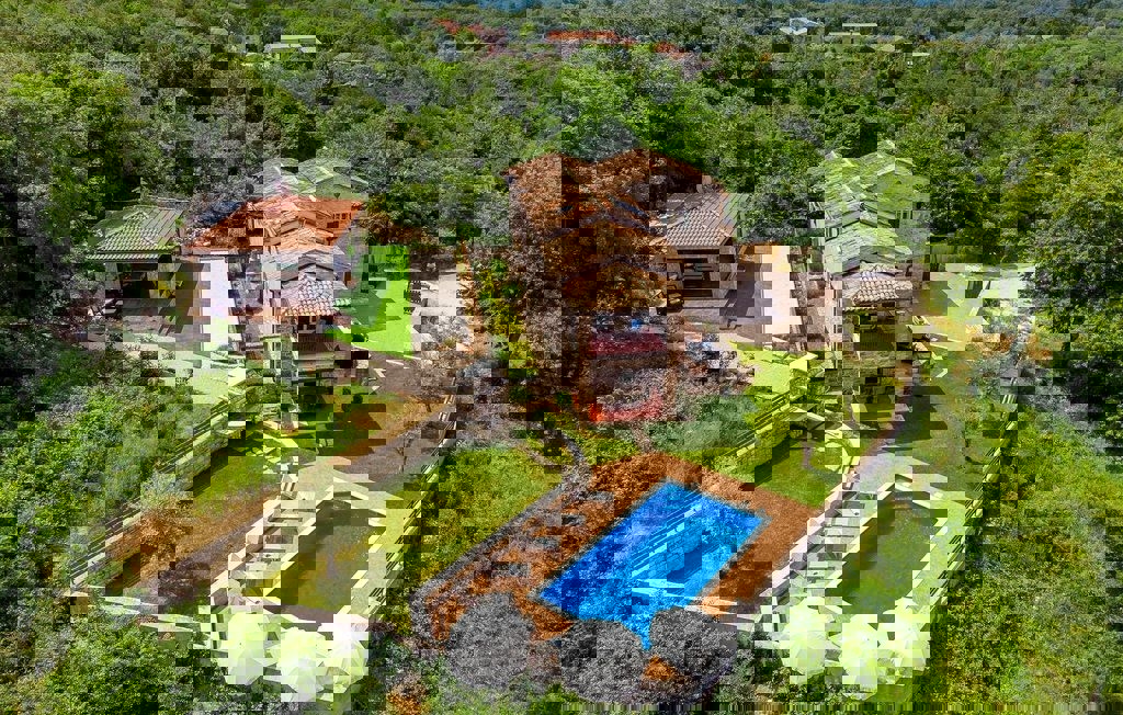 DINTORNI DI VIŠNJAN - AFFASCINANTE VILLA IN PIETRA AI BORDI DEL VILLAGGIO IN VENDITA