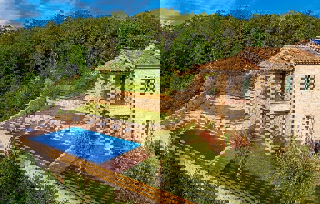 DINTORNI DI VIŠNJAN - AFFASCINANTE VILLA IN PIETRA AI BORDI DEL VILLAGGIO IN VENDITA