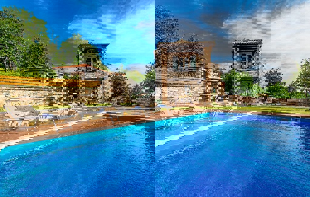 DINTORNI DI VIŠNJAN - AFFASCINANTE VILLA IN PIETRA AI BORDI DEL VILLAGGIO IN VENDITA